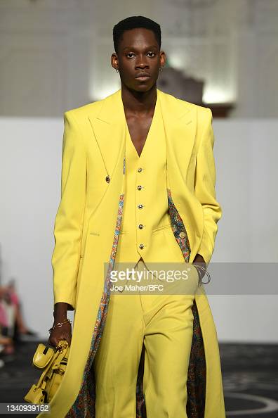 Helen Anthony SS22 – LOIS THE STYLIST